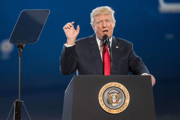 Trump busca reconectar con su base tras tormentoso primer mes