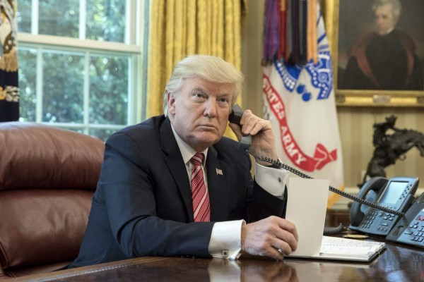 Trump reitera su 'completo respaldo' a Guaidó en una llamada telefónica