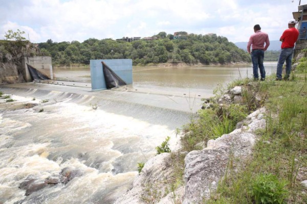 Honduras pide a bancos extender el plazo de créditos para construir represas  