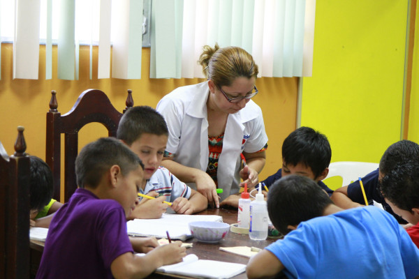 Caramelo y Chispita dan terapia de risas a los niños de la Teletón