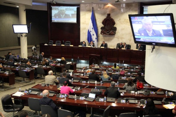 Sancionan con 2,700 lempiras a 64 diputados faltistas