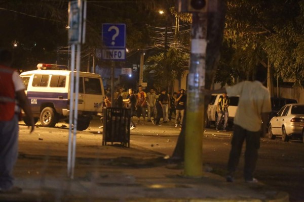 Tres heridos y patrulla destruida por disturbios en el Morazán