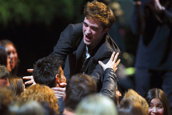 Robert Pattinson besa a Taylor Lautner en vivo