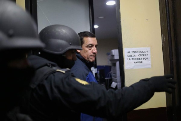 Cae exministro por pagar polémico bono a Jimmy Morales