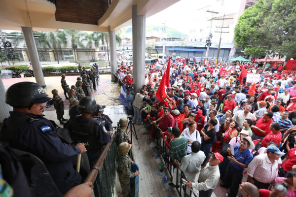 Libre y liberales se manifiestan contra elección de fiscal