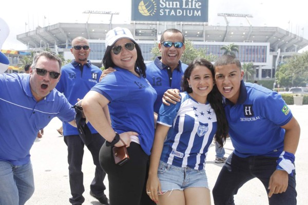 Apoyo incondicional de la afición hondureña a la Bicolor en Miami