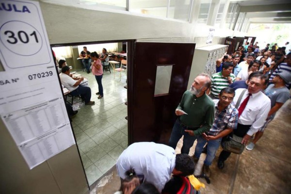 Keiko gana los comicios en Perú, pero va a segunda vuelta