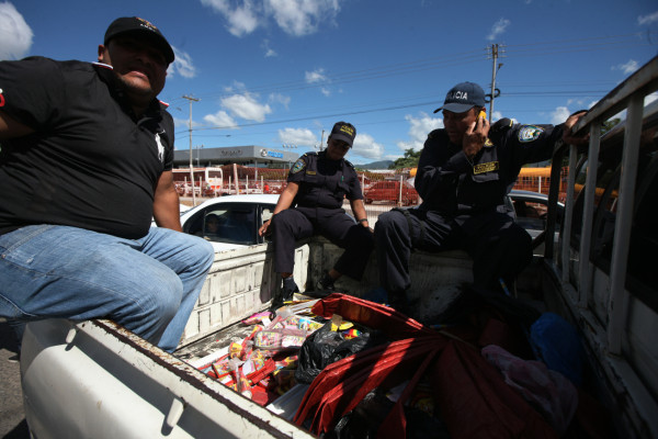 Policía decomisa pólvora en mercados