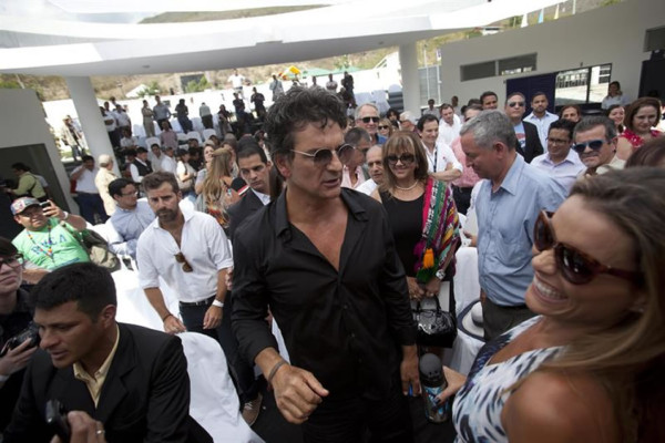 Ricardo Arjona inaugura escuela para niños en Guatemala