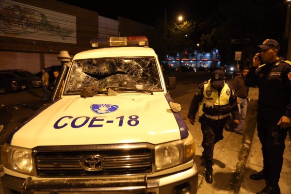 Tres heridos y patrulla destruida por disturbios en el Morazán