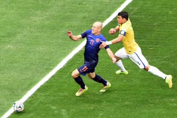 Robben vuelve a hacer de las suyas contra Brasil