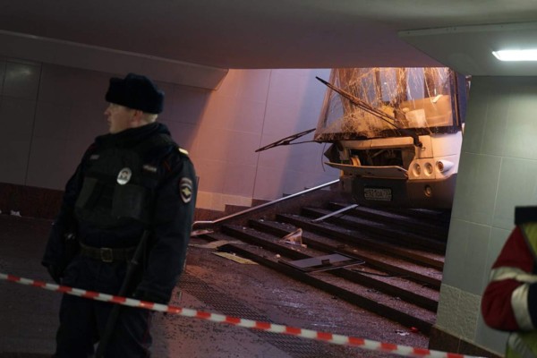 Al menos 5 muertos tras embestir un autobús un pasaje subterráneo en Moscú  
