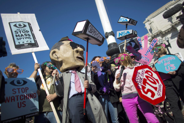 Obama sabía de espionaje a Merkel, acusan los alemanes
