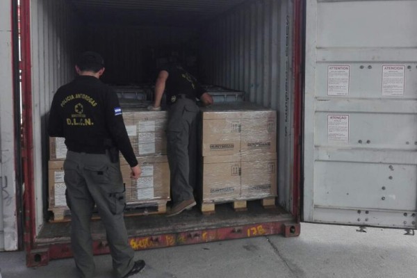 Inspeccionan otros dos contenedores en Puerto Cortés