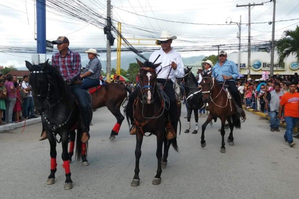 Miles disfrutan de desfile de carrozas en feria de El Progreso, Yoro
