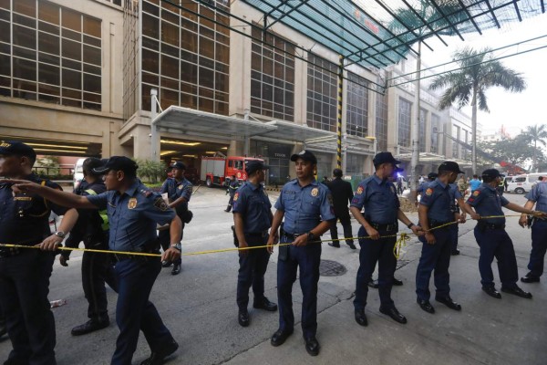 ROL02. MANILA (FILIPINAS), 02/06/2017.- Miembros de la policía y fuerzas de seguridad aseguran las entradas al complejo Resorts World Manila Hotel and Casino hoy, viernes 2 de junio de 2017, en Pasay City, sur de Manila (Filipinas). El ataque perpetrado hoy por al menos un hombre armado en un hotel de Manila causó pánico y creó confusión al ser reivindicado por el Estado Islámico (EI) pero no ser considerado por las autoridades filipinas como un acto terrorista. El ataque se produjo a media noche en el Resort World Manila, que alberga un cine, un casino y una galería comercial, y es un complejo hotelero y de entretenimiento cercano al aeropuerto Ninoy Aquino, al suroeste de la capital filipina. EFE/ROLEX DELA PENA