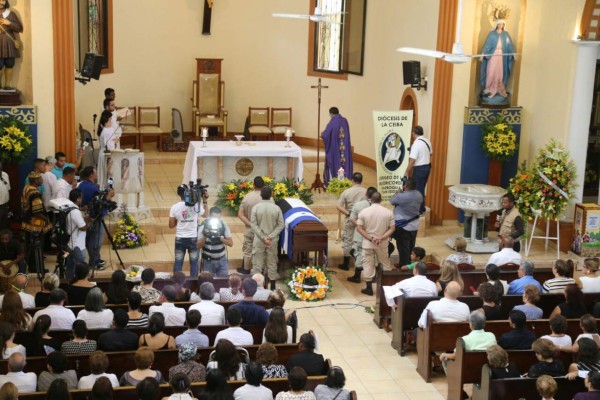 Los restos del cantautor Guillermo Anderson en la misa de cuerpo presenta en la catedral San Isidro.