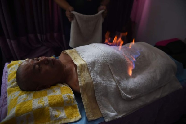 Los médicos que curan con fuego en China