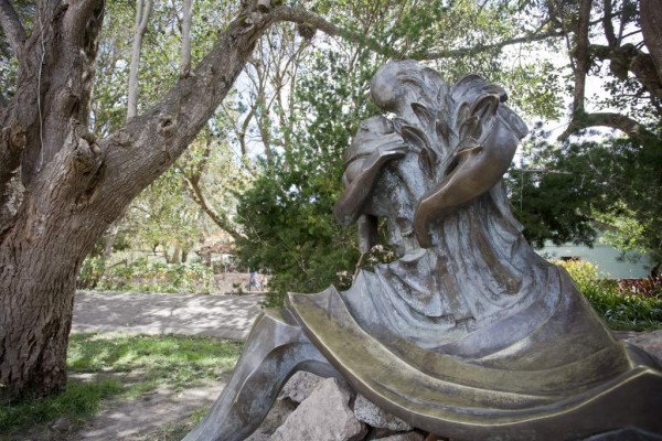 La Florista: escultura del maestro Jesús Zelaya que adorna el parque central de Santa Lucía.