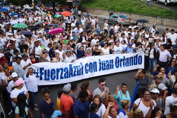 Nacionalistas marchan en apoyo al presidente Juan Orlando Hernández