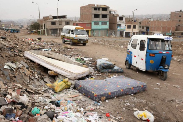 ACOMPAÑA CRÓNICA. LIM01. LIMA (PERÚ), 03/06/2016.- Fotografía del 1 de junio de 2016 de la villa El Salvador, el distrito más pobre de Lima (Perú), fundado por familias que llegaron masivamente en busca de oportunidades, donde la pobreza alcanza el 45%. Una gran parte de los 23 millones de peruanos convocados este domingo a elegir un nuevo presidente salió de la pobreza en la última década gracias a la galopante expansión de la economía peruana, pero el menor crecimiento actual hace que 12 millones de personas estén en riesgo de volver a ella. EFE/ERNESTO ARIAS