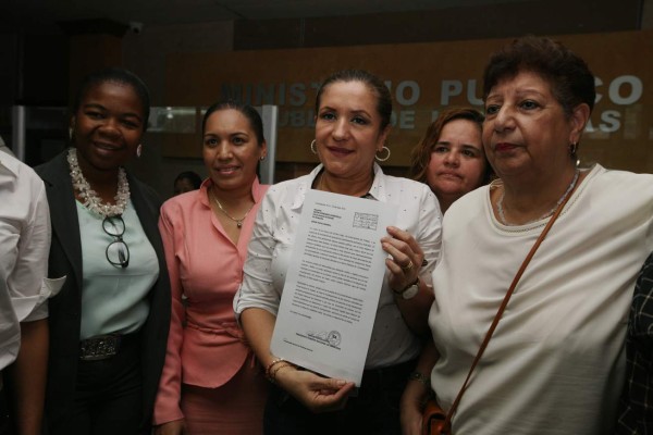 Denuncian a Libre en la Fiscalía por incendio en la sede del Partido Nacional