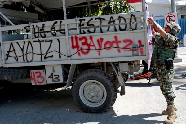 México: padres de desaparecidos buscan a sus hijos en cuartel del Ejército