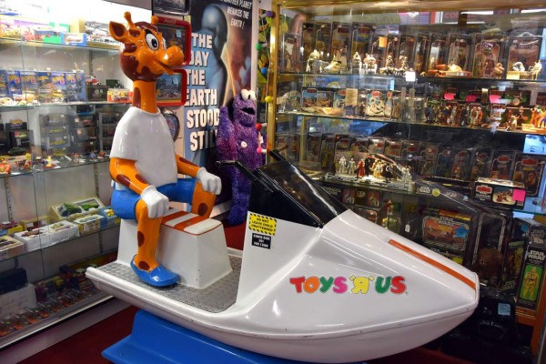 ACOMPAÑA CRÓNICA: EEUU NAVIDAD. AME1000. POMONA (CA, EE.UU.), 20/12/2018.- Fotografía de una máquina con la imagen de la jirafa Geoffrey, la mascota e ícono de la cerrada cadena de tiendas de juguetes Toys R US, el pasado lunes, 17 de diciembre de 2018, en Pomona, California (EE.UU.). El coloso de los juguetes Toys R US quebró este año y en la primera Navidad en la que muchos estadounidenses extrañan no poder ir a la tienda a 'jugar antes de comprar'. EFE/Iván Mejía