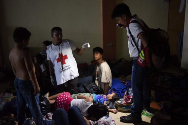 Lanzan alerta por salud de niños que viajan en la caravana de migrantes