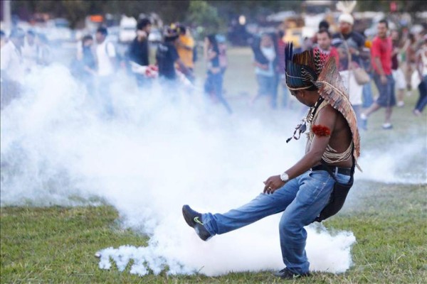 Brasil: Reprimen manifestación de índigena cerca de estadio mundialista