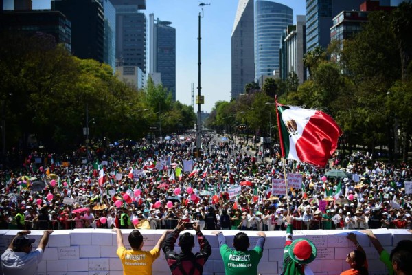 Miles de mexicanos protestan contra Trump al grito de 'Vibra México'