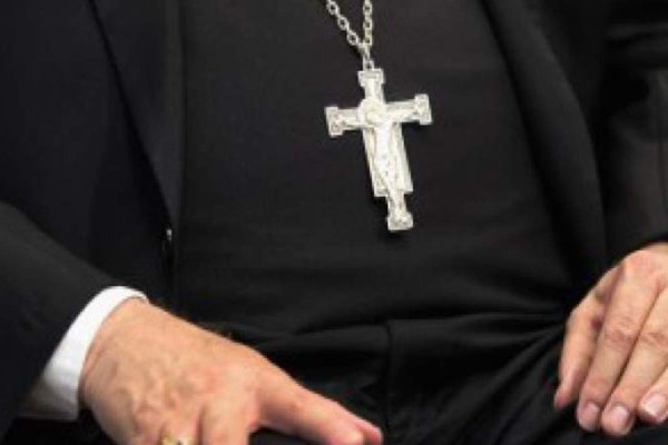 Acusan a sacerdote por violar a docenas de niños y un perro en Canadá