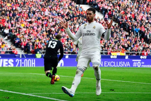 Real Madrid se baja al Atlético en derbi polémico y acecha al Barcelona