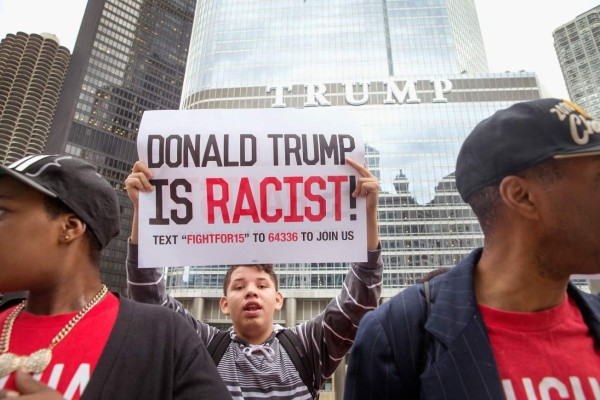 Protestan contra Trump en el Día de la Hispanidad en EUA