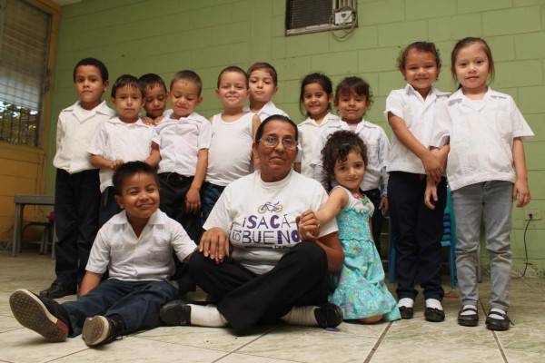 Saca lo bueno: Maestra de corazón no cobra por su trabajo