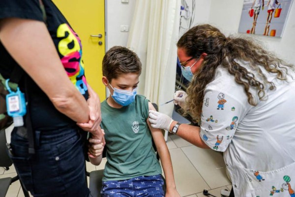 Pfizer y Moderna estudian efectos secundarios de vacuna en niños de 5 a 11 años