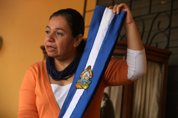 Con hilos de seda tejieron la banda presidencial