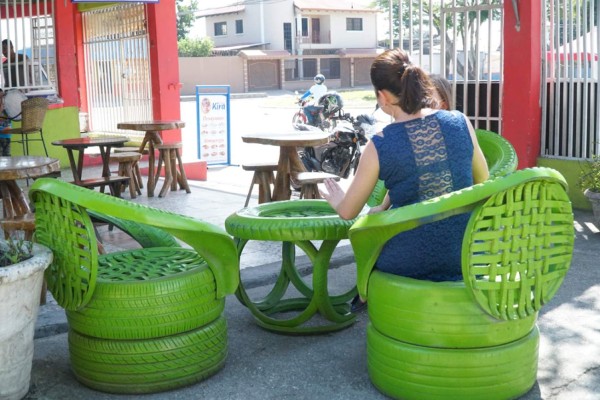 Transforman viejas llantas y barriles en muebles