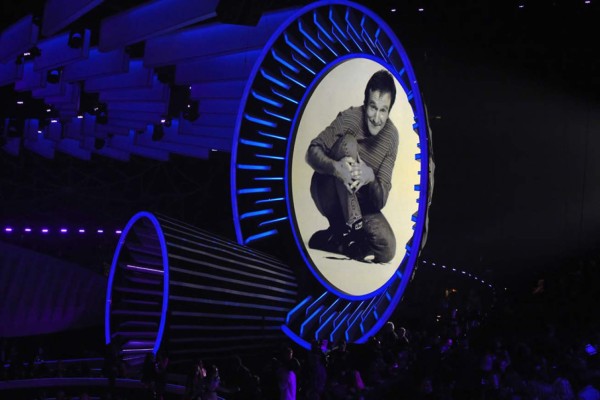 Miley Cyrus le quita el mejor premio a Pharrell Williams en los MTV