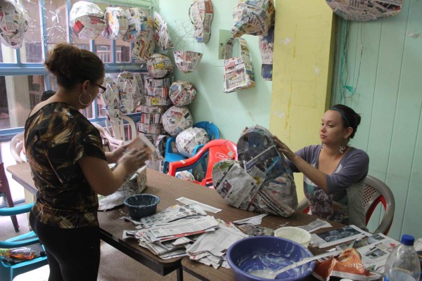 Sampedranas de escasos recursos aprenden a elaborar piñatas