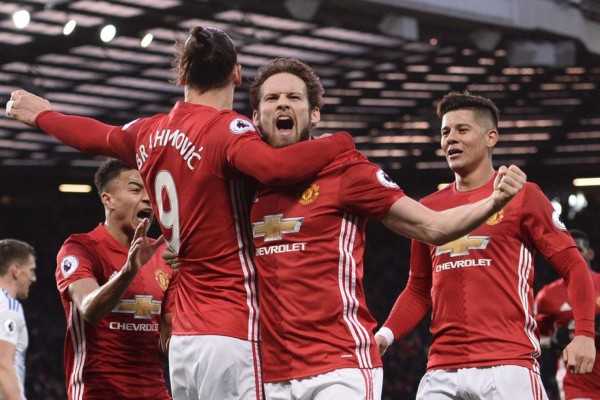 Ibrahimovic sostiene al Manchester United en la pelea por entrar a la Champions