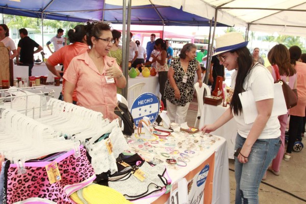 Variedad de productos exponen en el primer Bazar del sábado