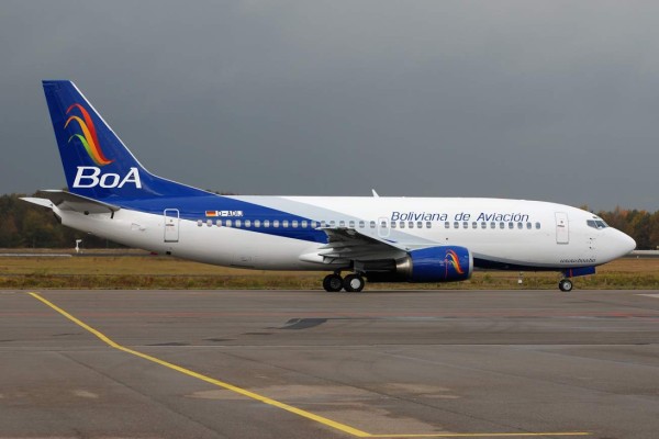 Avióncon 129 pasajeros se sale de pista en Bolivia