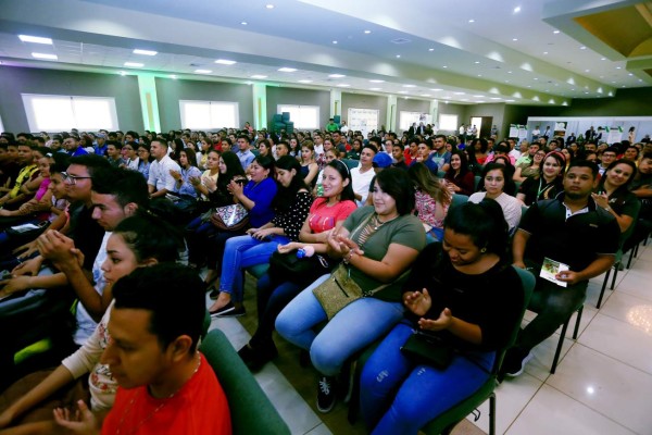 Dan claves a estudiantes de UTH para alcanzar el éxito