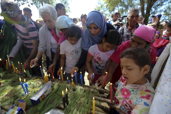 HON08. RÍO BLANCO (HONDURAS), 21/10/2017.- La premio Nobel de la Paz de 2011, periodista, política y activista yemení por la defensa de los derechos humanos, Tawakkul Karman (c), pone una vela en el altar en honor a la líder indígena Berta Cáceres durante una actividad hoy, sábado 21 de octubre de 2017, en la comunidad de Río Blanco (Honduras). Indígenas Lencas e integrantes del Consejo Cívico de Organizaciones Populares e Indígenas de Honduras (COPINH) participaron en la actividad para defender las aguas del Río Gualcarque, un río sagrado para el pueblo Lenca, pues dependen de él para su subsistencia. En el lugar han hecho preparaciones para construir represas sin consultar a los pueblos que habitan estas localidades. Su máxima líder indígena y ambientalista, Berta Cáceres, fue asesinada el 3 de marzo de 2016 en el municipio de la Esperanza, donde habitaba. EFE/Gustavo Amador