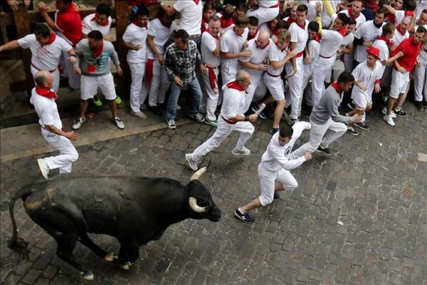 Cuatro corredores han resultado heridos por asta de toro en el quinto encierro de los sanfermines que han protagonizado los toros de la ganadería de José Escolar, en el que varios mozos más han resultado contusionados. EFE