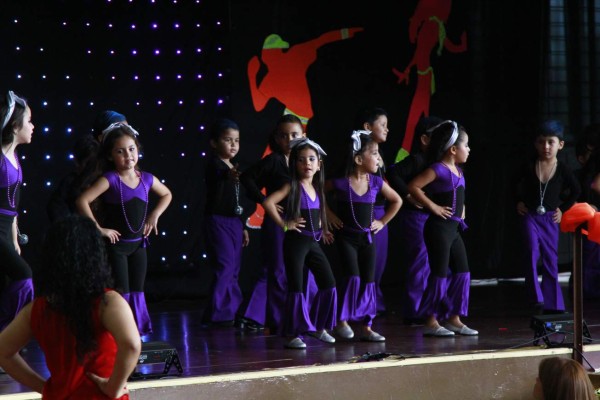 Saint Peter’s Academy celebra con bailes 25 años de fundación