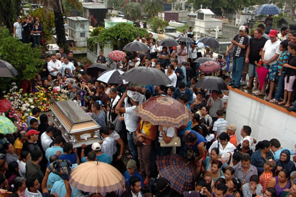 Dan último adiós al periodista David Meza