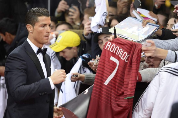Video: Cristiano vivió una locura en su paso por la alfombra roja