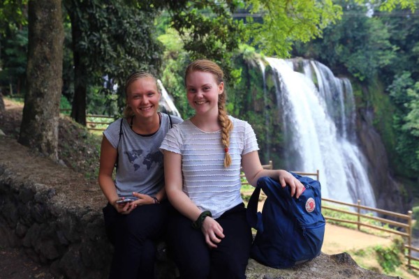 Turistas europeas impresionadas con la belleza de Pulhapanzak